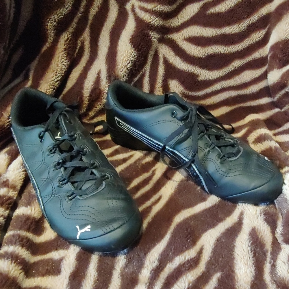 Puma tennis shoes